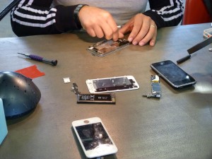 Avant de jeter votre portable préféré, vérifiez si vous ne pouvez pas le (faire) réparer !